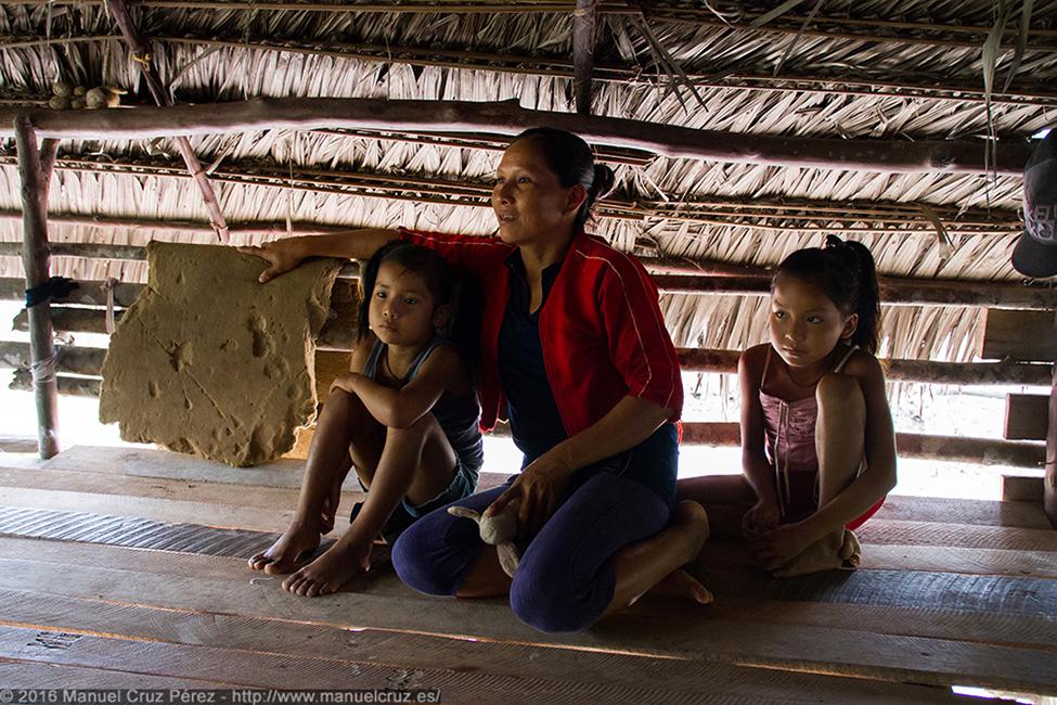 Madre con dos de sus hijas en una casa de la selva en la orilla del río Huallaga.